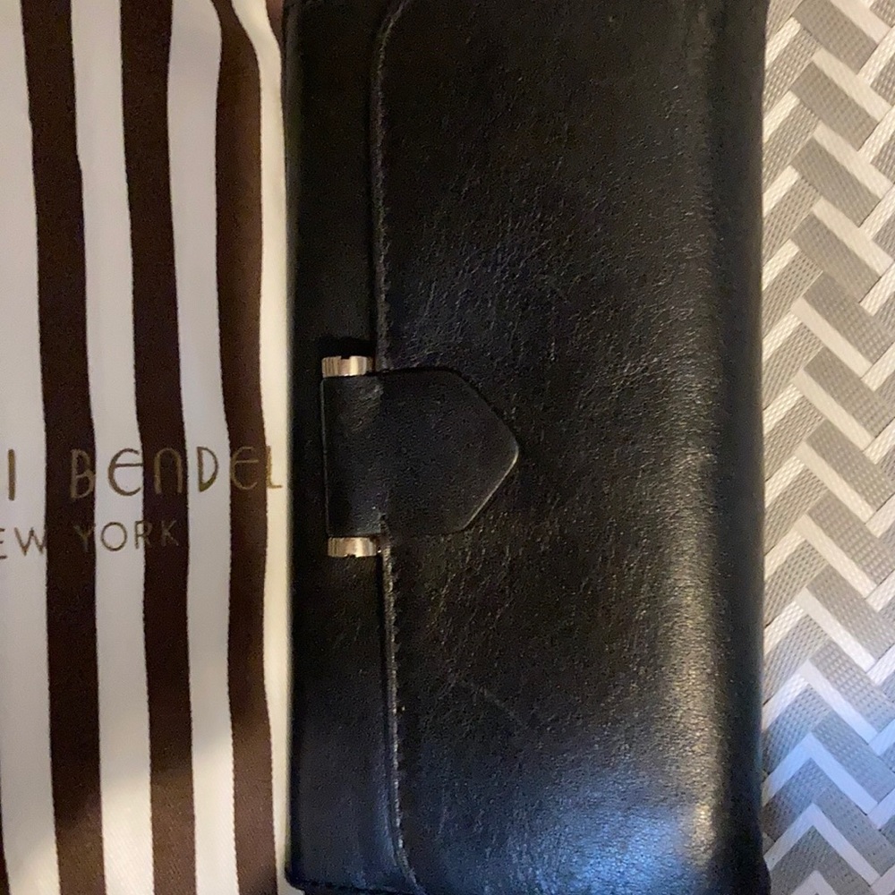 Henri bendel wallet